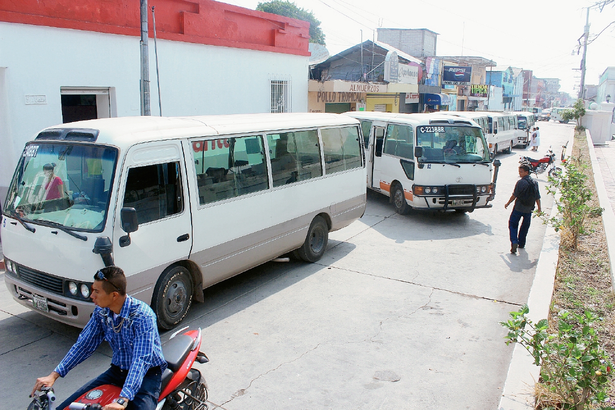 Los microbuses que circulan en la cabecera de Jutiapa fueron parqueados en las calles de esa cabecera, como medida de protesta. (Foto Prensa Libre: Óscar González)