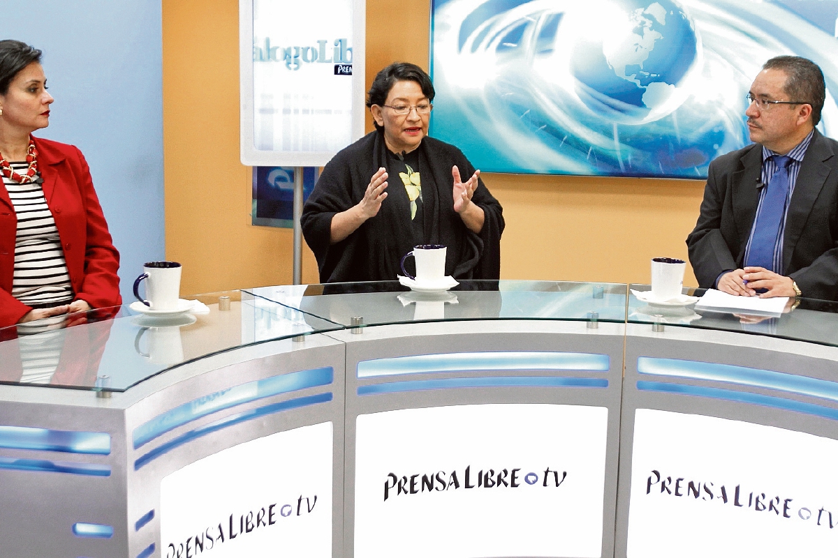 Las analistas Lorena Escobar, de Asíes, y Carmen Aída Ibarra, del Movimiento pro Justicia, conversan con Carlos Castañaza, editor de Prensa Libre, sobre la viabilidad de las reformas al sector justicia.