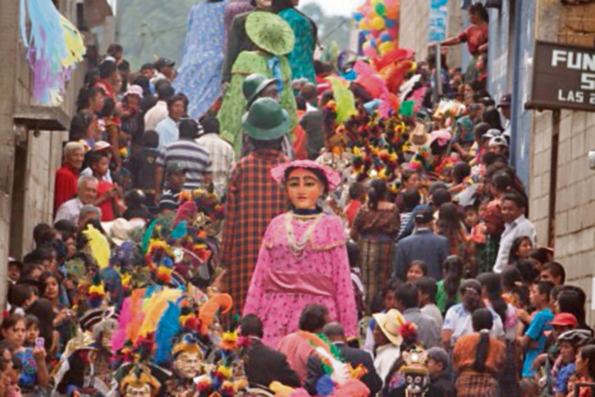 LOS Gigantes salen hoy a las calles de Sumpango, Sacatepéquez, a bailar en la fiesta patronal del lugar. (Foto Prensa Libre: Edwin Castro)