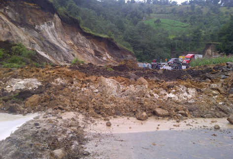 Derrumbe en kilómetro 122 de ruta Interamericana, Sololá. (Foto Prensa LIbre: Antonio Ixcot)