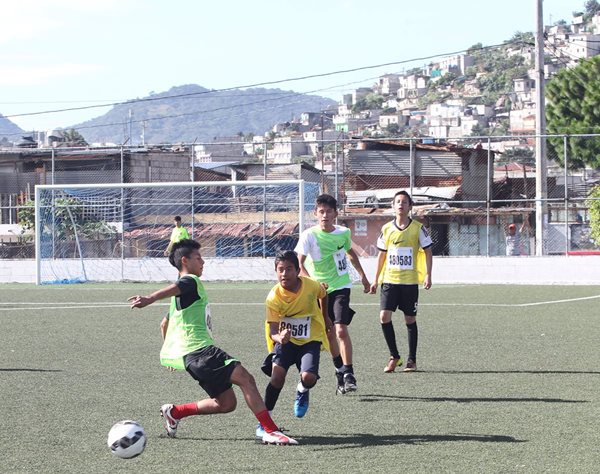 Varios niños y jóvenes pusieron de manifiesto su talento futbolístico en la cancha Mario Alioto, de Villa Nueva. (Foto Prensa Libre: Edwin Fajardo)