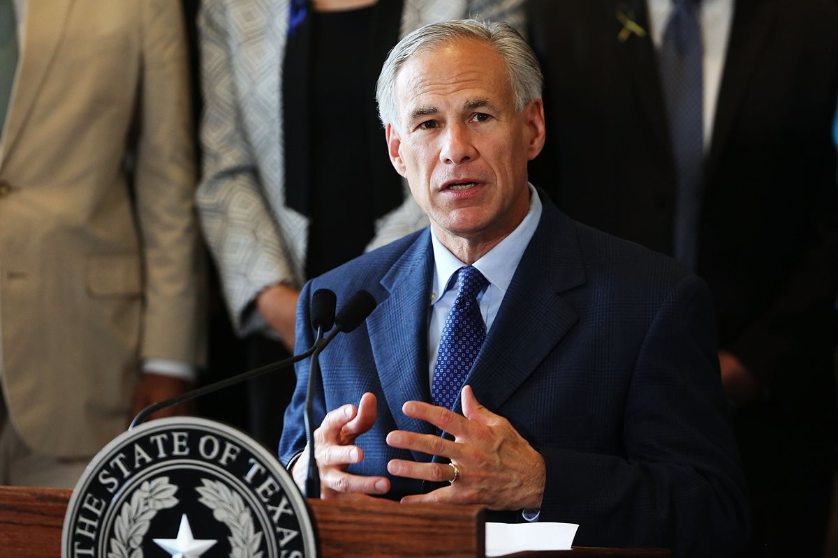Greg Abbott, gobernador de Texas, asegurá que las universidades que protejan a migrantes dejarán de recibir fondos. (Foto Prensa Libre: AFP).