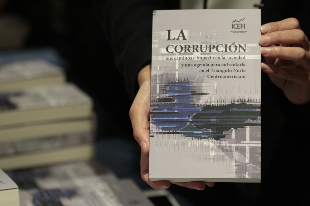 El libro titulado La Corrupción aborda los temas de corrupción e impunidad en el Triángulo Norte. (Foto Prensa Libre: Carlos Hernández Ovalle)