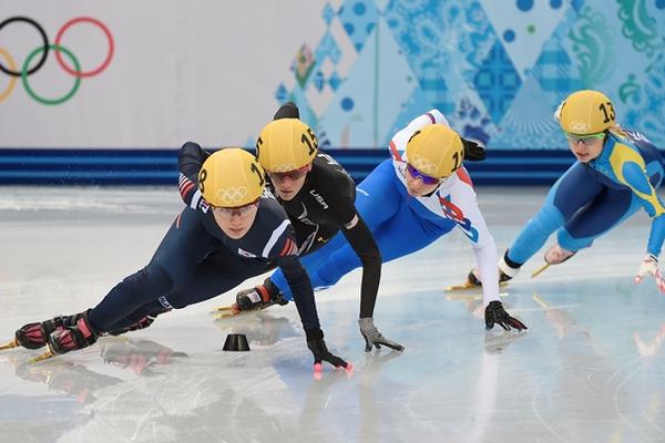 Corea se cuelga el oro en el relevo de 3.000 m en patinaje en pista corta. (Foto Prensa Libre: AFP)
