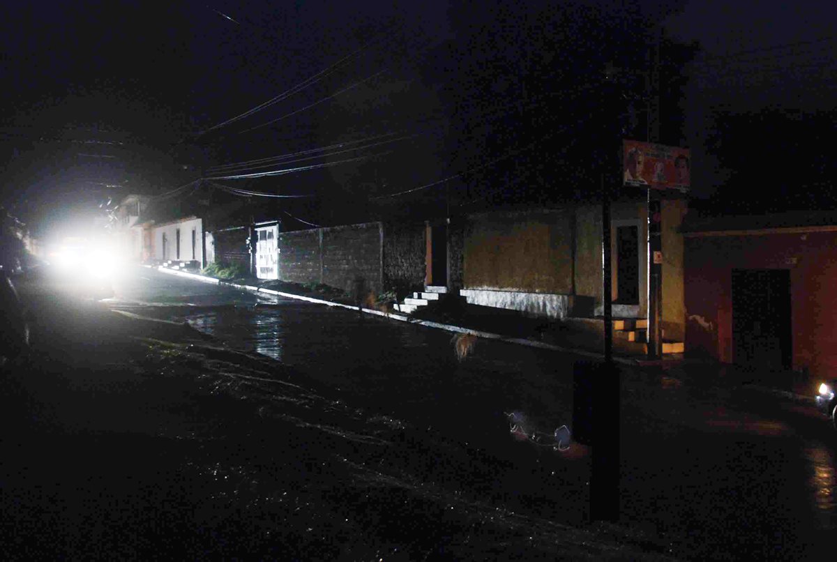 Xelajú y otros ocho municipios de Quetzaltenango quedaron a obscuras por más de hora y media. (Foto Prensa Libre: Carlos Ventura)