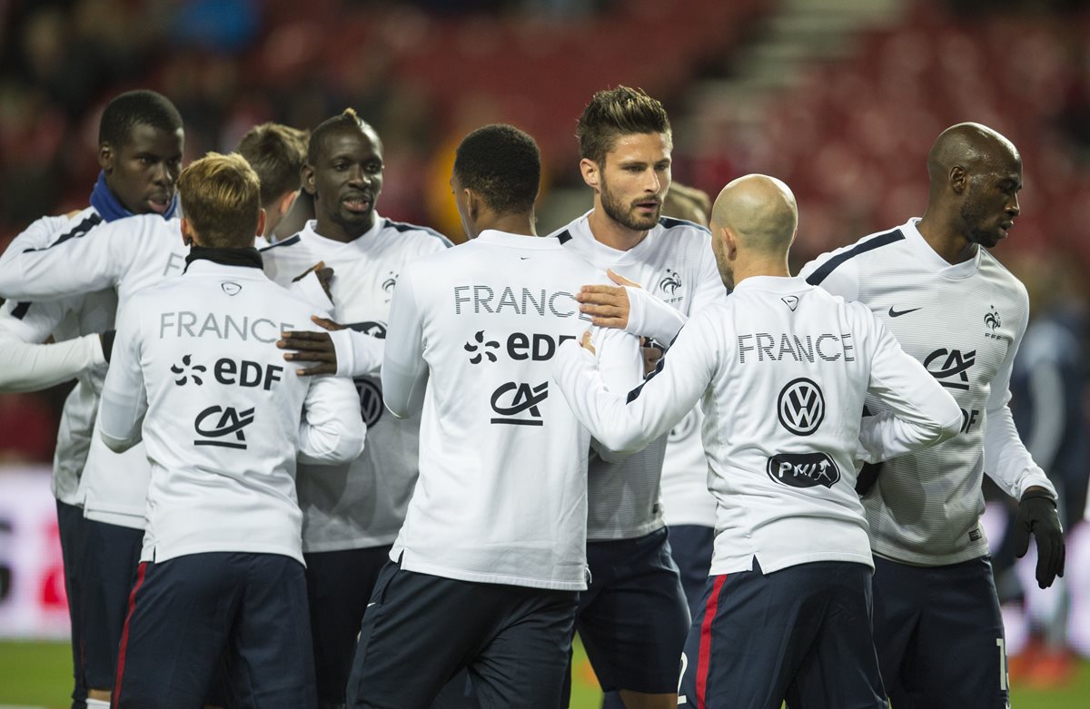 Giroud celebra con sus compañeros de equipo. (Foto Prensa Libre: AFP)