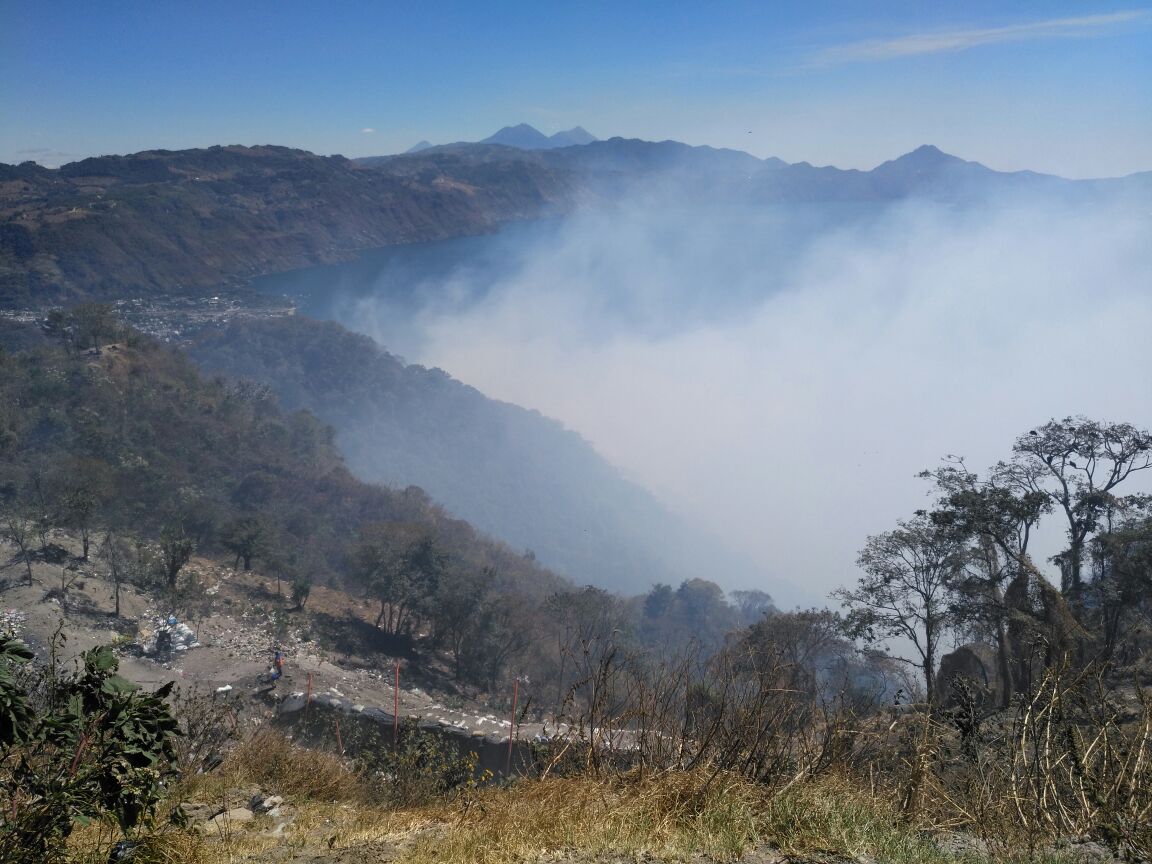 El humo generado por le incendio puede verse a varios kilómetros de distancia. (Foto Prensa Libre: Ángel Julajuj)