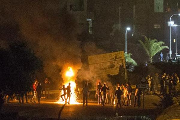 Jóvenes árabes israelíes queman neumáticos durante una protesta en la  ciudad de Kfar Kana, al norte de Israel. (Foto Prensa Libre: AFP)