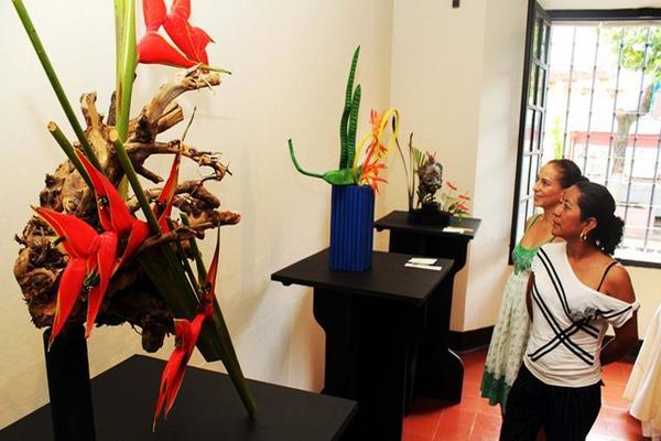 Dos visitantes observan arreglos florales que fueron exhibidos, en Retalhuleu. (Foto Prensa Libre: Rolando Miranda) <br _mce_bogus="1"/>