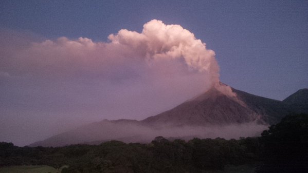 La Conred monitorea la actividad eruptiva del volcán de Fuego ubicado en límite de Escuintla, Sacatepequez y Chimaltenango. (Foto Prensa Libre: Conred)