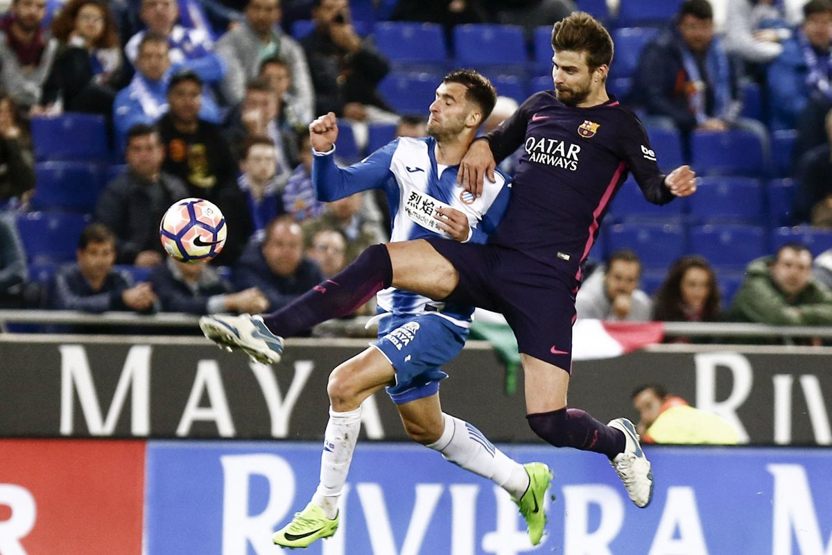 Los Cánticos de los aficionados del Espanyol fueron dedicados a Piqué. (Foto Prensa Libre: EFE)