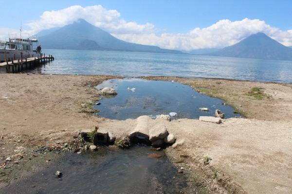Drenaje en playa pública  descarga agua sucia en el Lago de Atitlán, Sololá.