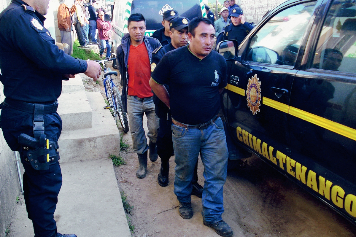 Los dos  capturados en San Juan Comalapa, Chimaltenango, son conducidos por agentes de la PNC hacia un juzgado local. (Foto Prensa Libre: José Rosales)
