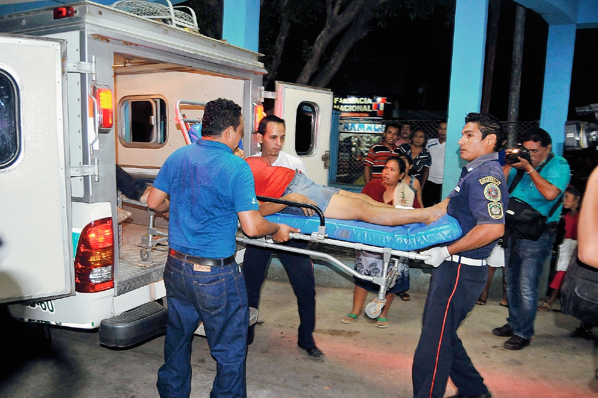 Una de  las dos mujeres heridas en La Blanca es trasladada al Hospital Regional de Coatepeque.  (Foto Presa Libre: Alexander Coyoy)