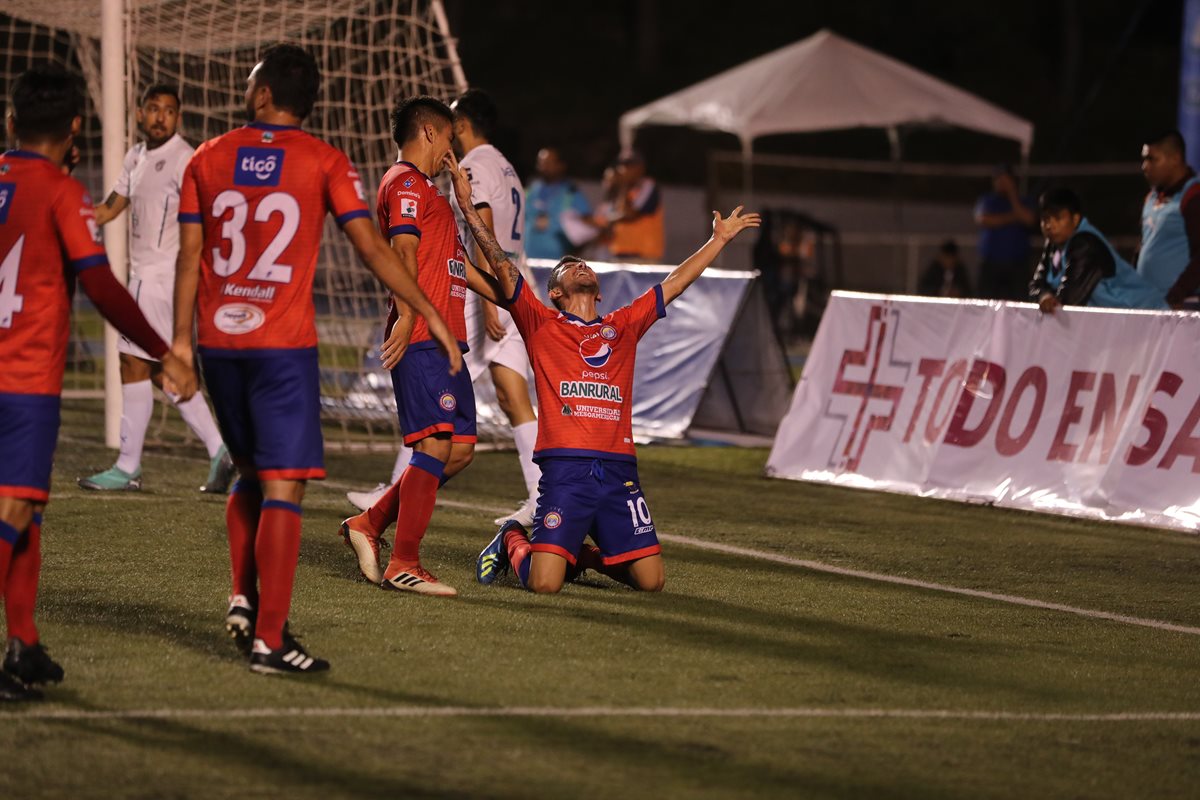 Miguel Farfan (de rodilla) celebra el gol de la apertura para Xelajú MC contra los Cremas. (Foto Prensa Libre: Érick Ávila)