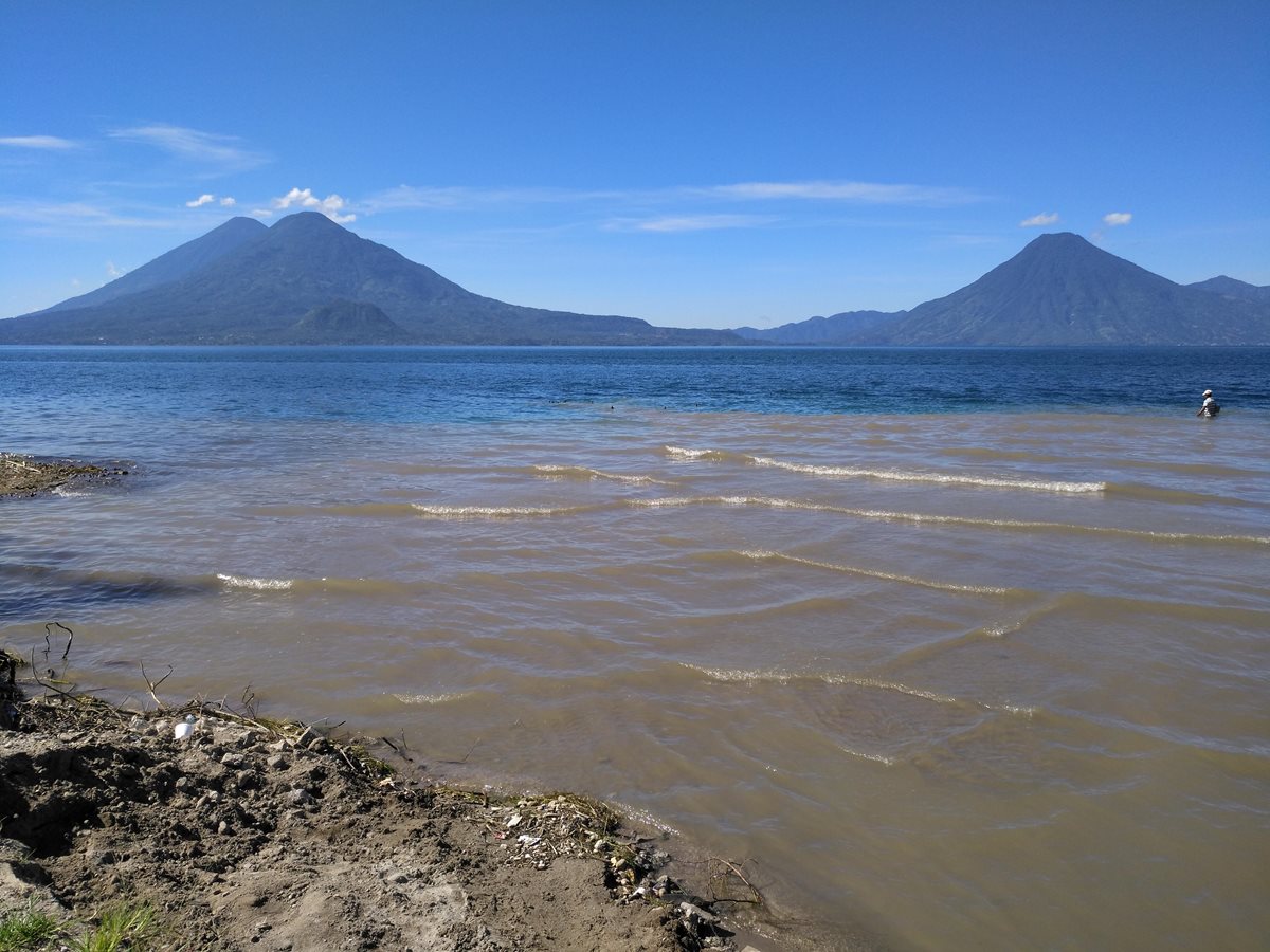 Lago de Atitlán es un referente para el turismo, pero su paisaje se deteriora debido a la contaminación. (Foto Prensa Libre: Ángel Julajuj)