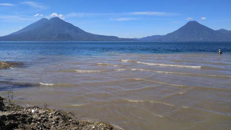 Lago de Atitlán es un referente para el turismo, pero su paisaje se deteriora debido a la contaminación. (Foto Prensa Libre: Ángel Julajuj)