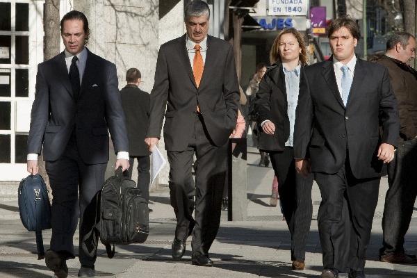 Carlos Vielmann -corbata naranja- enfrentará juicio en enero por acusaciones de ejecuciones extrajudiciales. (Foto Prensa Libre: Hemeroteca PL)