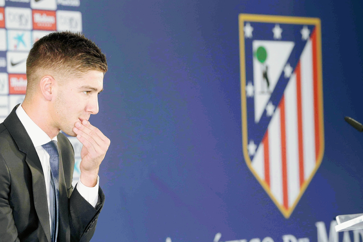 El nuevo delantero del Atlético de Madrid, el argentino Luciano Vietto, durante la presentación oficial en la Ciudad Deportiva de Majadahonda. (Foto Prensa Libre: EFE)