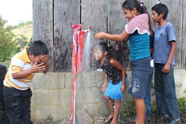 Niños de Dolores, Petén, disfrutan de líquido. (Foto Prensa Libre: Rigoberto Escobar)