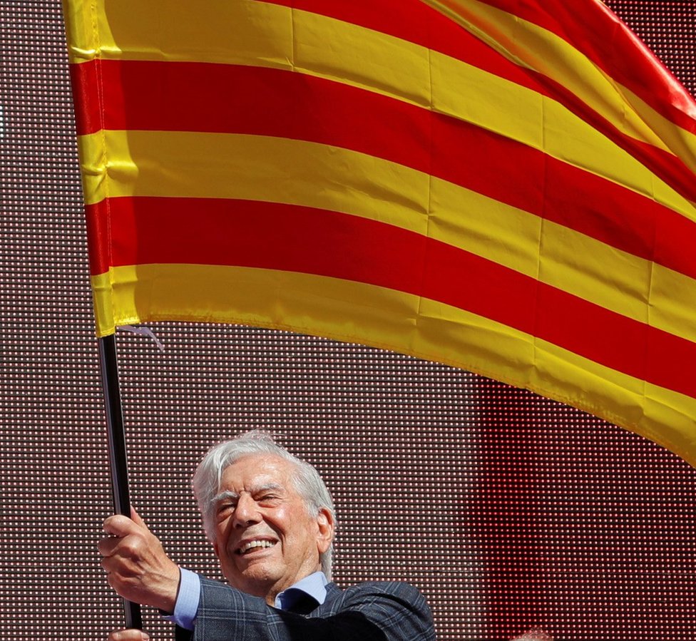 Vargas Llosa levantó una bandera catalana en la marcha por la unidad de España. (Reuters)