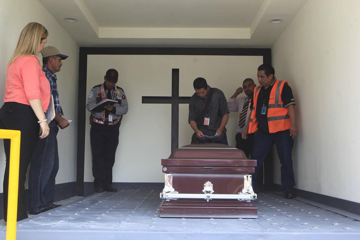 En el aeropuerto La Aurora, los familiares recibieron el cuerpo. (Foto Prensa Libre: Edwin Bercián)