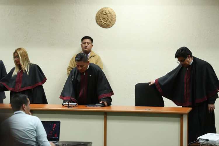 Después de 16 horas de deliberar el Tribunal de Mayor Riesgo C, integrado por los jueces Eva Recinos, Pablo Xitumul y Elvis Hernández (izquierda a derecha) ingresó a las 3:20 de la mañana.
