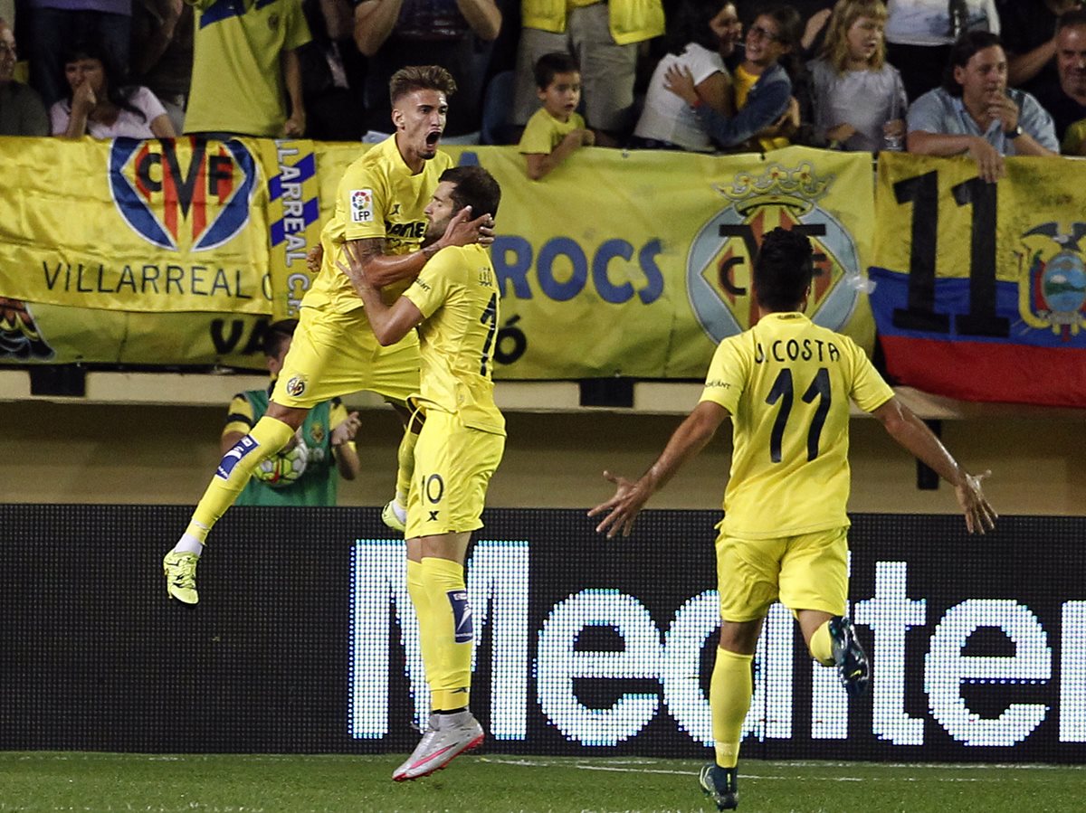 Leonardo Carrilho Baptistao es felicitado por sus compañeros tras guiar el triunfo del Villarreal. (Foto Prensa Libre: AFP)