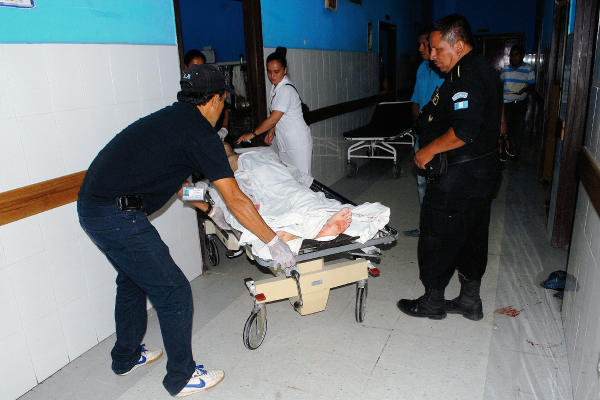 El piloto  de mototaxi Gerson Méndez es atendido en el Hospital Nacional de Guastatoya, El Progreso. (Foto Prensa Libre: Hugo Oliva)