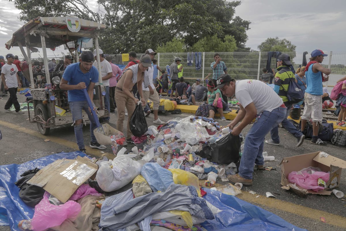 En el puente fronterizo Rodolfo Robles han sido recogidas varias toneladas de basura en los últimos 15 días. (Foto Prensa Libre: Rolando Miranda).
