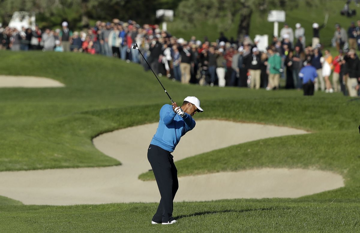 El golfista estadounidense Tiger Woods regresó a la acción después de 523 días. (Foto Prensa Libre: AP)