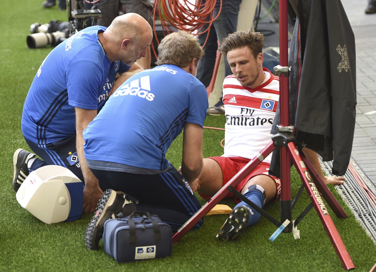 Nicolai Müller fue atendido por los médicos del Hamburgo luego de festejar su gol. (Foto Prensa Libre: AP)