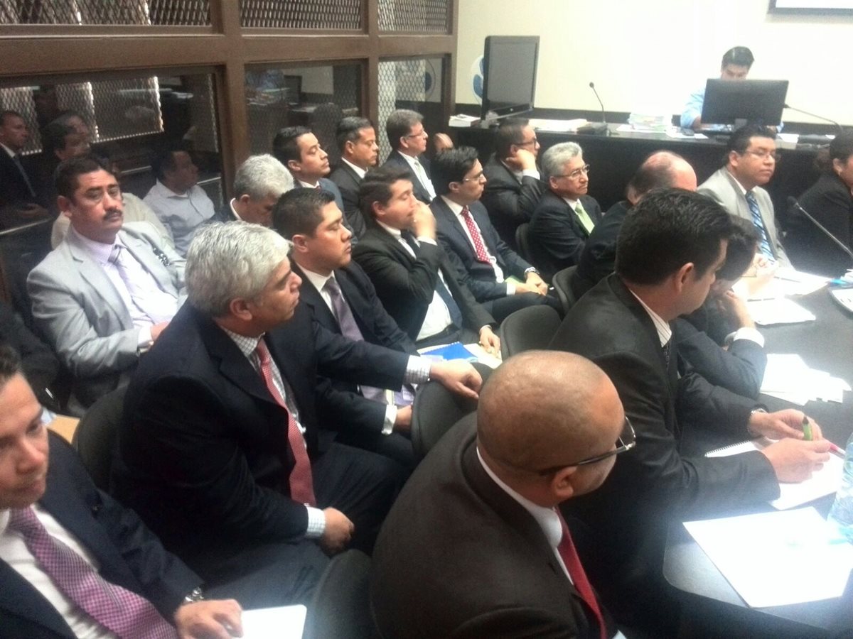 Trujillo —segundo de izquierda a derecha en la fila de enmedio— se presenta voluntariamente al Juzgado de Mayor Riesgo B. (Foto Prensa Libre: Jerson Ramos)