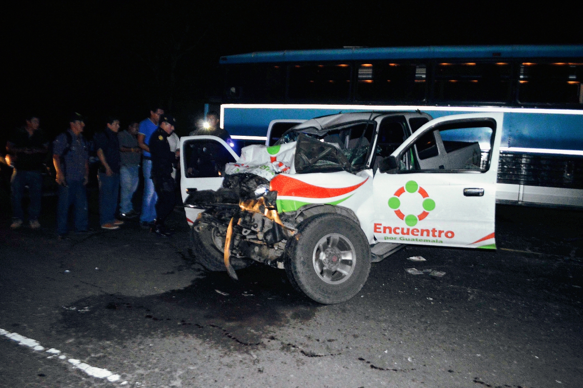 El accidente se registró en el km 80 de la ruta al Pacífico, en jurísdicción de Siquinalá, Escuintla. (Foto Prensa Libre: Carlos Paredes)