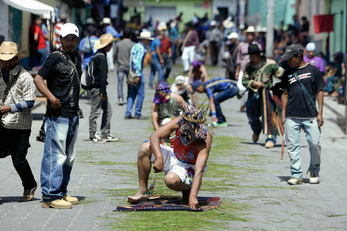 Varios "gateadores" hacen penitencia por sus pecados portando espinas en la espalda por las calles de San Andrés Sajcabajá, Quiché. (Foto Prensa Libre: ACAN EFE)