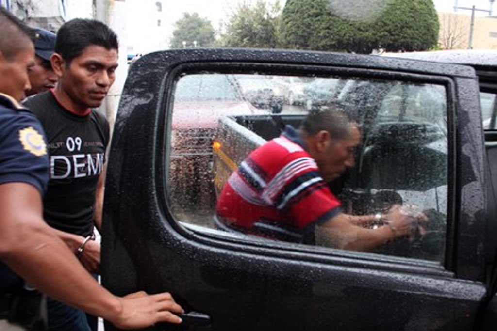 Dos de los capturados en Lanquín ingresan a un autopatrulla de la PNC. (Foto Prensa Libre: Eduardo Sam).