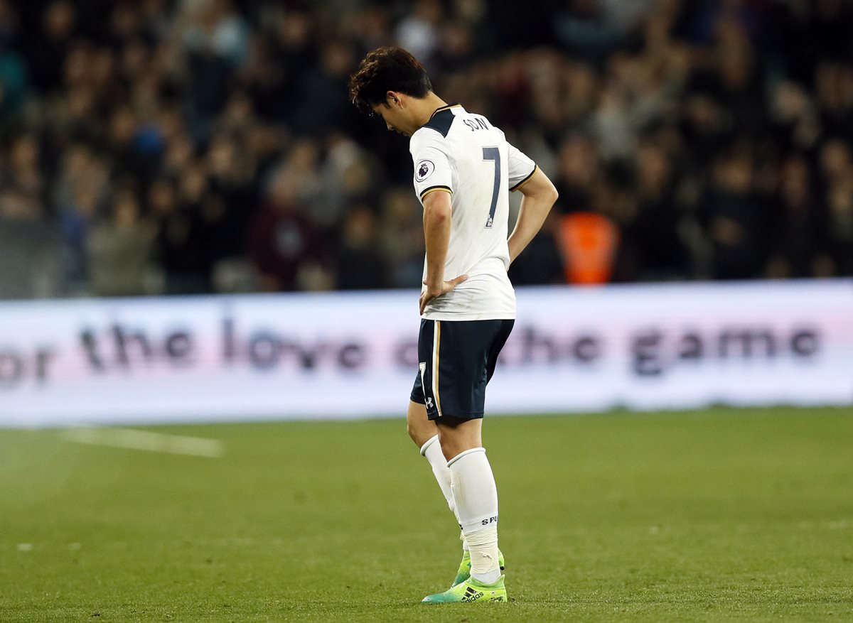 Son Heung-min del Tottenham, se lamenta después de perder contra el West Ham, resultado que los deja lejos del título. (Foto Prensa Libre: AP)
