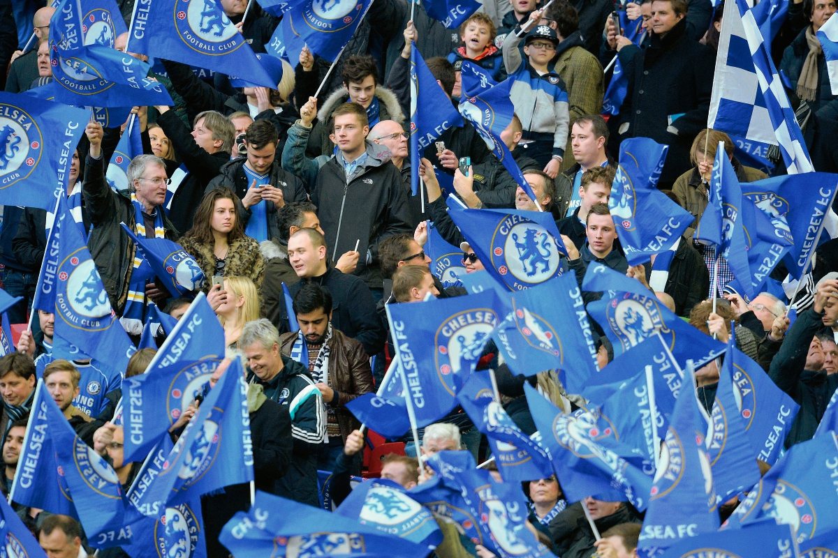 Aficionados del Chelsea levantan las banderas del club en el estadio de Wembley (Foto Prensa Libre: AFP)