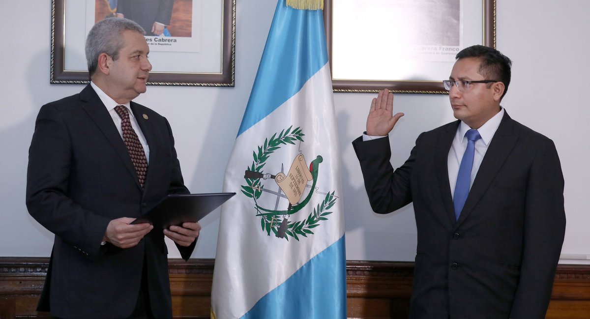 El secretario general de la Presidencia, Carlos Martínez, juramentó a Julio César Quemé Macario como gobernador de Quetzaltenango. (Foto Prensa Libre: Secretaria General)