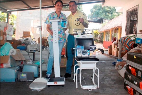Equipo quirúrgico es entregado en Área de Salud, en  cabecera,  a delegados de centros asistenciales. (Foto Prensa Libre: Melvin Sandoval)