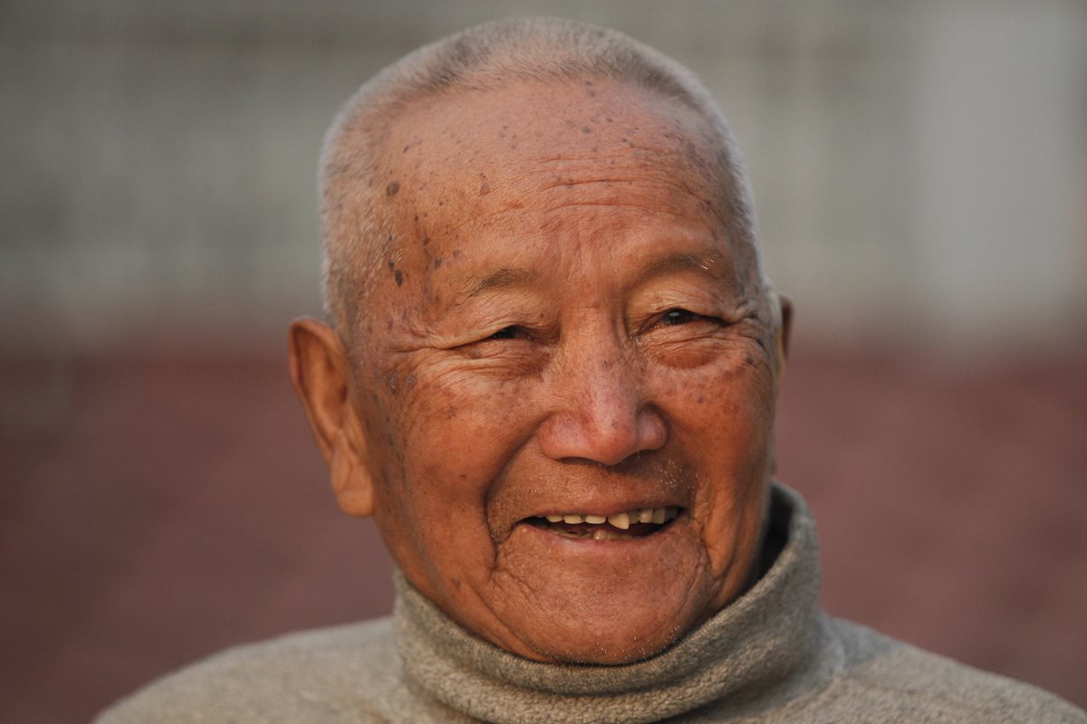 Fotografía de Min Bahadur Sherchan de hace sólo unos días cuando anunció que volvería a escalar el Everest. (Foto Prensa Libre: AP)