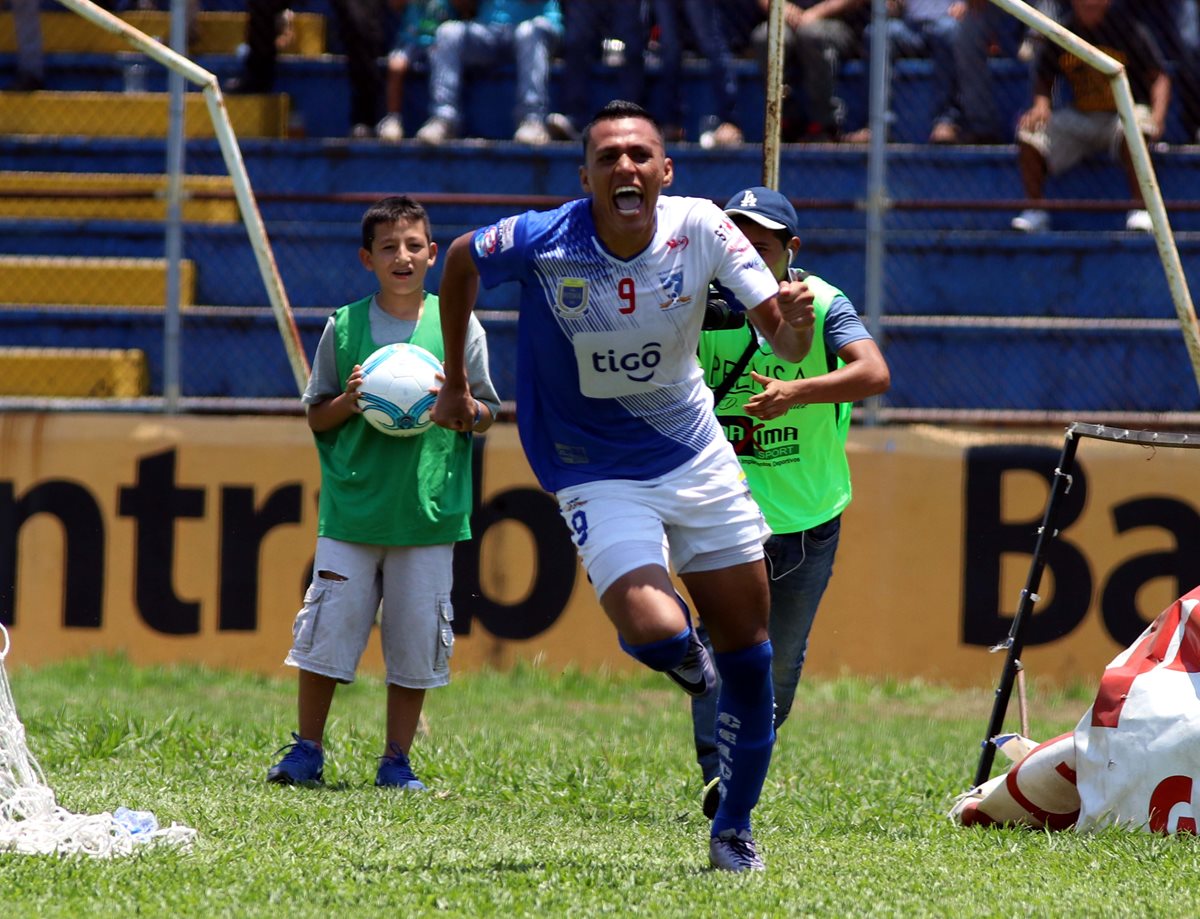 Gerson Tinoco celebra efusivamente después de anotar el primer gol de Suchitepéquez.