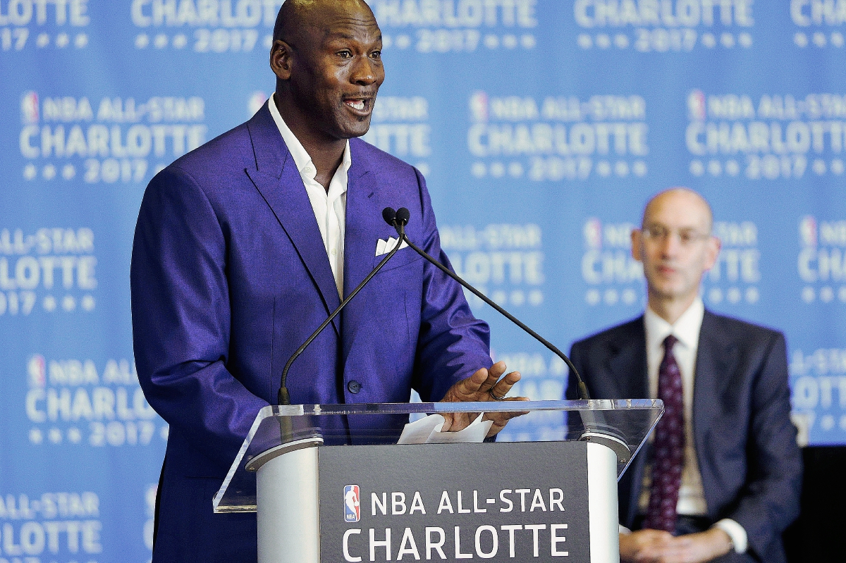 Michael Jordan escribió su nombre en la historia del baloncesto estadounidense e internacional. (Foto Prensa Libre: AP)