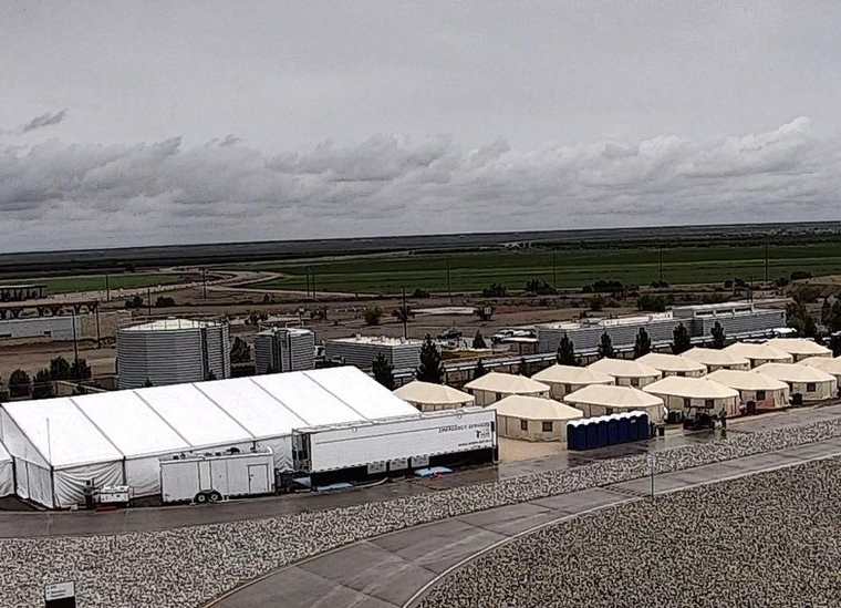 Tiendas de campaña levantadas para albergar niños migrantes en Tornillo, Texas. (Foto Prensa Libre: BBC Mundo).