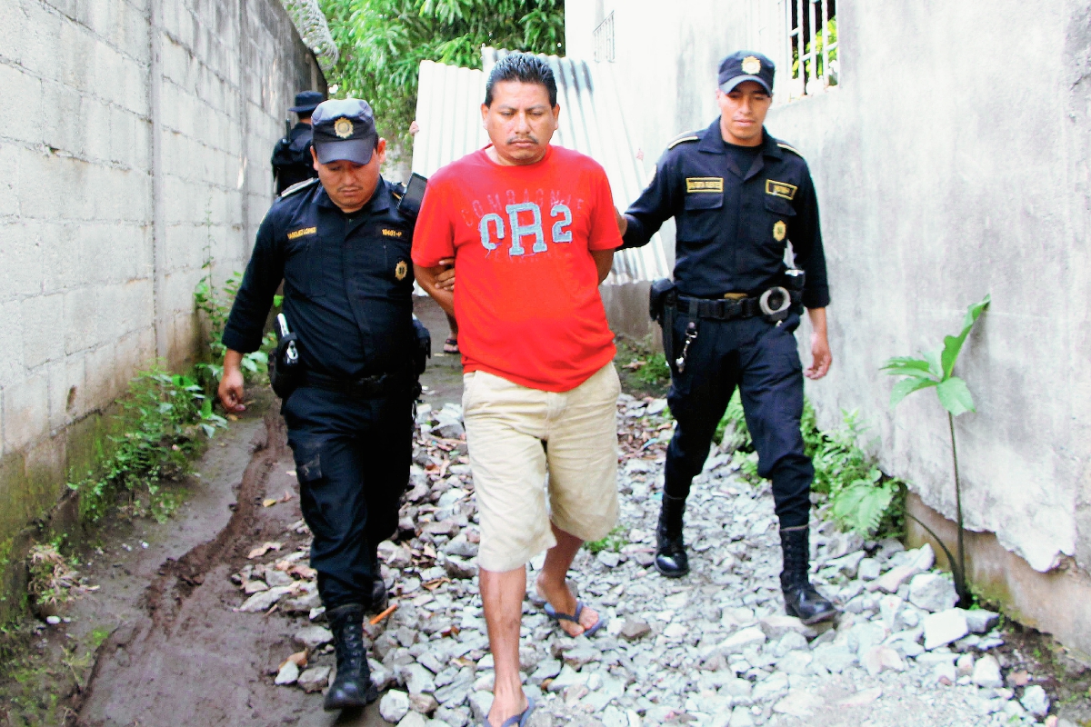 Carlos Ubaldo Rivera Caníz es aprehendido por la PNC, sindicado de pertenecer a una banda de robacarros, en Retalhuleu. (Foto Prensa Libre: Rolando Miranda)