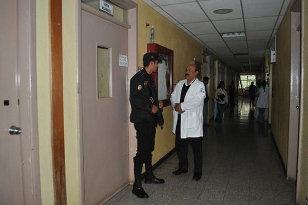 Un agente de la Policía Nacional Civil custodia la habitación donde se encuentra Gerson Amed Arriola, en el Hospital Regional de Occidente. (Foto Prensa Libre)