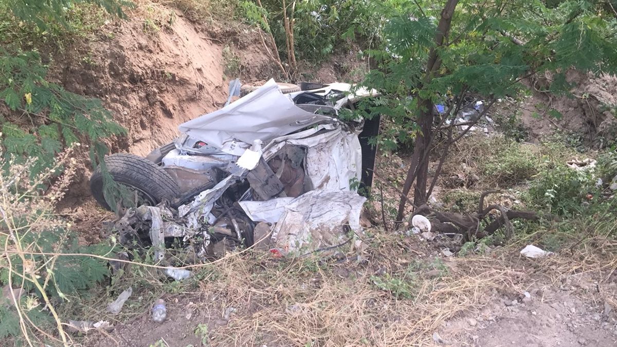 Picop accidentado en Río Hondo, Zacapa, en el que viajaban tres personas que murieron. (Foto Prensa Libre: Víctor Gómez)