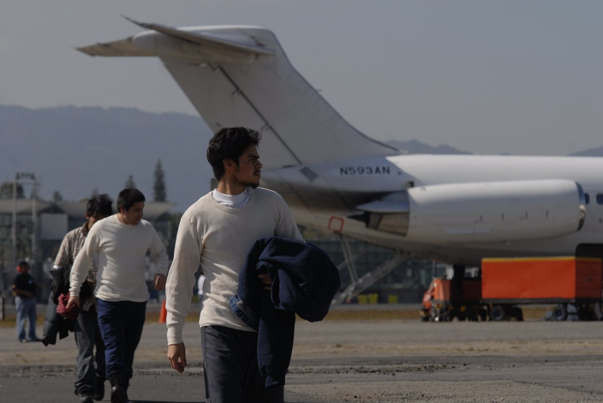 El Salvador prepara un “plan de contingencia” para afrontar una escalada de las deportaciones. (Foto Prensa Libre: AFP)