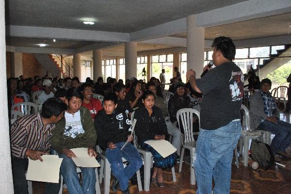 Grupo de    jóvenes  participa en discusión sobre  problemas  sociales que les afectan.