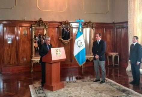 Presidente Otto Pérez Molina juramentó a  Dwight Pezzarossi como Ministro de Cultura. (Foto Prensa Libre: Geovanni Contreras)